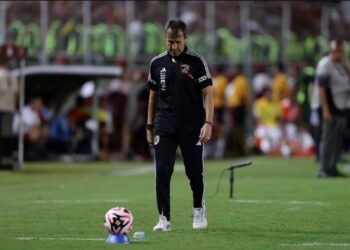 Fernando «Bocha» Batista, el técnico que cobra una cifra millonaria y le falló a todo un país