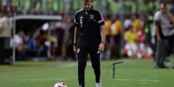 Fernando «Bocha» Batista, el técnico que cobra una cifra millonaria y le falló a todo un país