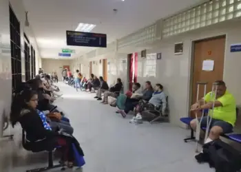 En el hospital de San Cristóbal pacientes pagan hasta por las enfermeras por falta de personal