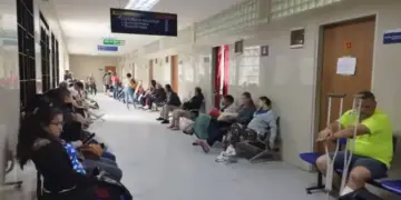 En el hospital de San Cristóbal pacientes pagan hasta por las enfermeras por falta de personal