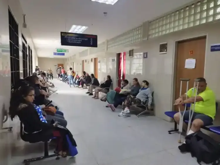 En el Hospital Central los pacientes deben llevar todos los insumos. Foto: Crónica Uno