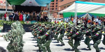 Con desfile militar conmemoran 215 aniversario de Mérida