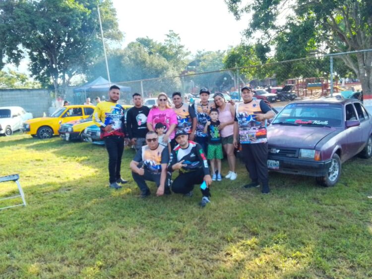 El grupo de fans y miembros de clubes Chevette.