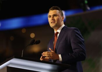 Murió el comentarista Charlie Kirk, aliado de Trump, tras recibir un disparo en una universidad