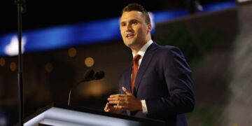 Murió el comentarista Charlie Kirk, aliado de Trump, tras recibir un disparo en una universidad