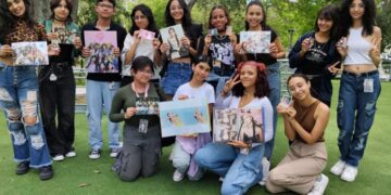 Fans de K-Pop celebran el nuevo disco de Twice en el Parque Los Ilustres