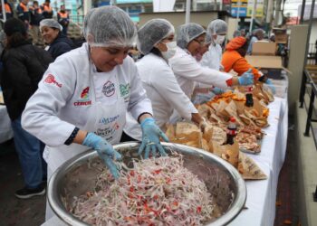 Reparten 10.000 panes con chicharrón en Perú para celebrar triunfo en Mundial de Desayunos