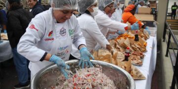 Reparten 10.000 panes con chicharrón en Perú para celebrar triunfo en Mundial de Desayunos