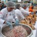 Reparten 10.000 panes con chicharrón en Perú para celebrar triunfo en Mundial de Desayunos
