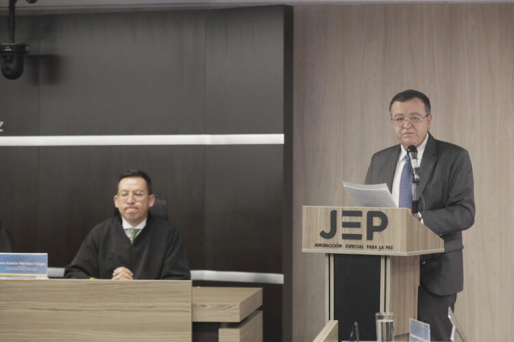 El presidente de la Jurisdicción Especial para la Paz (JEP), Alejandro Ramelli (d), habla en una audiencia este 16 de septiembre de 2025, en Bogotá (Colombia). EFE/ Carlos Ortega