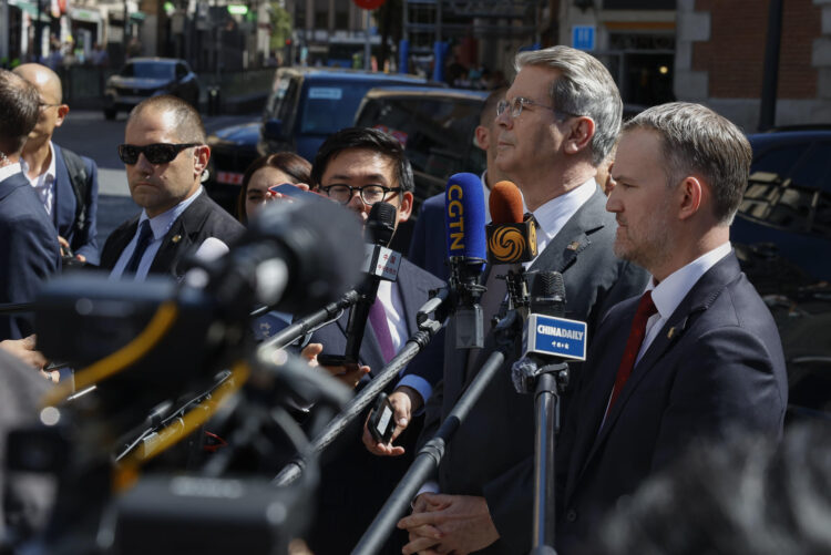 - El secretario del Tesoro estadounidense, Scott Bessent (2d), tras su reunión con el viceprimer ministro chino, He Lifeng, este lunes en Madrid para negociar sobre aranceles, controles de exportación y el futuro de la aplicación TikTok, en la cuarta ronda de conversaciones que mantienen ambos países tras las de Ginebra, Londres y Estocolmo. EFE/ J.J. Guillén
