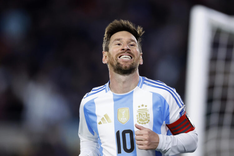 . Lionel Messi, de Argentina, celebra un gol en un partido por las eliminatorias del Mundial 2026 entre Argentina y Venezuela en el estadio Monumental en Buenos Aires (Argentina). EFE/ Juan Ignacio Roncoroni