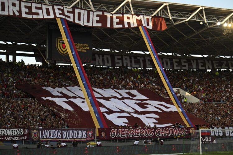 La afición venezolana anima a su selección durante el partido de las eliminatorias sudamericanas al Mundial de 2026 entre Venezuela y Argentina, en el estadio Monumental de Maturín, Venezuela, el 10 de octubre de 2024. Foto: Juan BARRETO / AFP