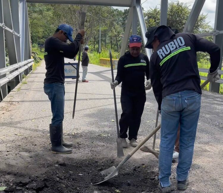 Los trabajos de asfaltado iniciaron en el Puente Junín, en la entrada a Rubio.  Foto: Sharom Caicedo.