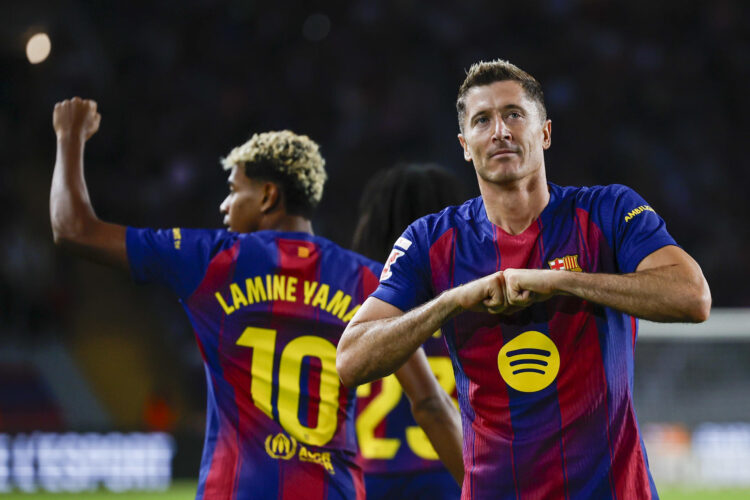 El delantero polaco del FC Barcelona, Robert Lewandowski, celebra el segundo gol del equipo blaugrana durante el encuentro correspondiente a la séptima jornada de Liga EA Sports que FC Barcelona y Real Sociedad disputaron en el estadio de Montjuic, en Barcelona. EFE/Alberto Estévez.