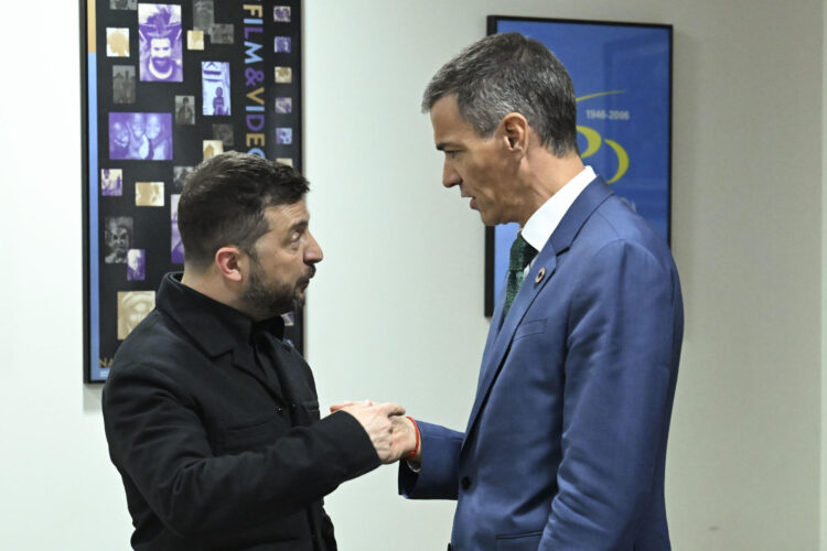 El presidente del Gobierno español, Pedro Sánchez (d) durante una reunión con el presidente de Ucrania, Volodimir Zelenski, este miércoles en los márgenes de la Asamblea General de Naciones Unidas. EFE/Borja Puig de la Bellacasa/Pool Moncloa