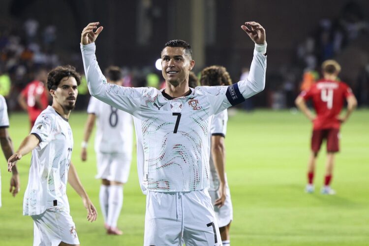 Cristiano Ronaldo aceleró hacia los históricos 1000 goles con un doblete ante Armenia igual que Joao Felix, que también hizo dos, en la goleada ante Armenia, en el inicio de ambos equipos en la fase de clasificación para el Mundial 2026. EFE/EPA/JOSE SENA GOULAO