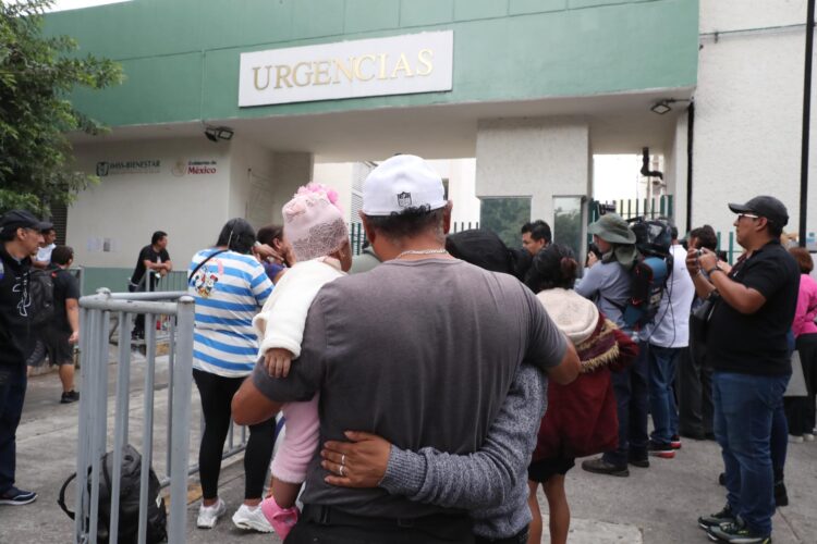 Familiares de las victimas por la explosión de camión de gas permanecen a las afueras del Hospital General Dr. Rubén Leñero en la Ciudad de México (México). EFE/ Mario Guzmán