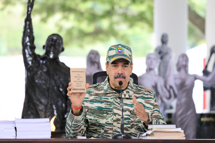 Fotografía cedida por Palacio de Miraflores del presidente de Venezuela, Nicolás Maduro, hablando durante un acto de activación de las Unidades Comunales Milicianas este viernes, en Caracas (Venezuela). EFE/ Palacio de Miraflores