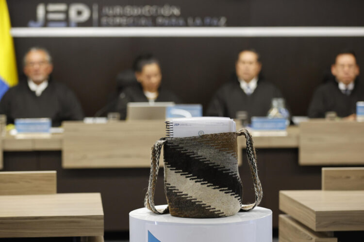 Detalle de una mochila kankuama con el documento de la primera sentencia por asesinatos y desapariciones forzadas presentadas como bajas en combate en la Costa Caribe por el Batallón La Popa, el pasado 18 de septiembre, durante una audiencia de la Jurisdicción Especial para la Paz (JEP), en Bogotá (Colombia). EFE/Mauricio Dueñas