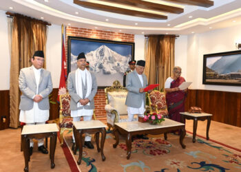 Nepal pone fin al vacío de poder con una histórica jura de su nueva primera ministra