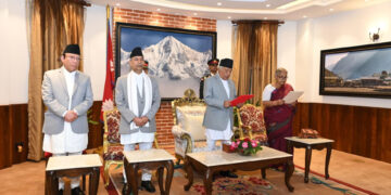 Nepal pone fin al vacío de poder con una histórica jura de su nueva primera ministra