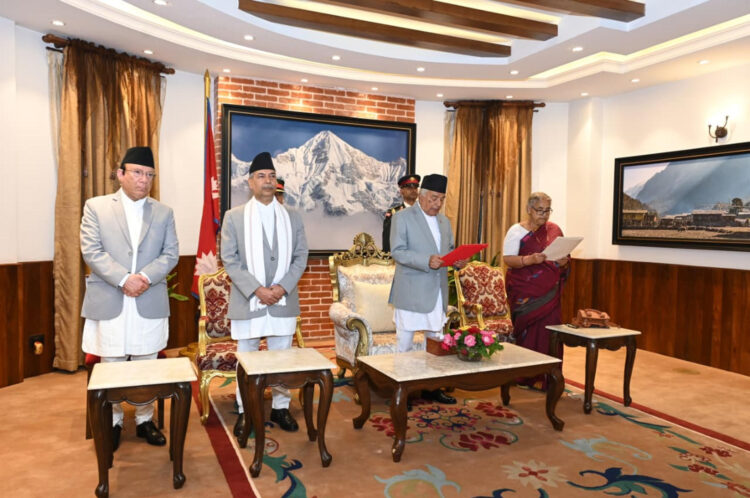 KATMANDÚ, 12/09/2025.- La ex presidenta del Tribunal Supremo Sushila Karki jura este viernes como primera ministra interina de Nepal, convirtiéndose en la primera mujer en ocupar el cargo en la historia del país.-EFE/ Oficina de la Presidencia de Nepal ***SOLO USO EDITORIAL/SOLO DISPONIBLE PARA ILUSTRAR LA NOTICIA QUE ACOMPAÑA (CRÉDITO OBLIGATORIO)***