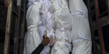 Israel mata a cerca de 100 gazatíes el domingo y sigue bombardeando la ciudad de Gaza