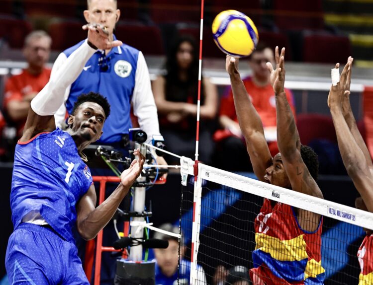 El cubano José Israel Álvarez Masso (I) remata, durante el partido del Mundial que enfrentó a ambas selecciones en Manila. EFE/EPA/FRANCIS R. MALASIG