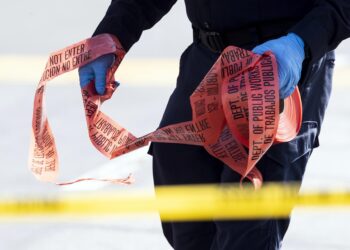 Suben a tres las muertes en tiroteo a un centro de ICE en Texas que deja varios heridos