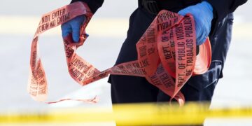 Suben a tres las muertes en tiroteo a un centro de ICE en Texas que deja varios heridos