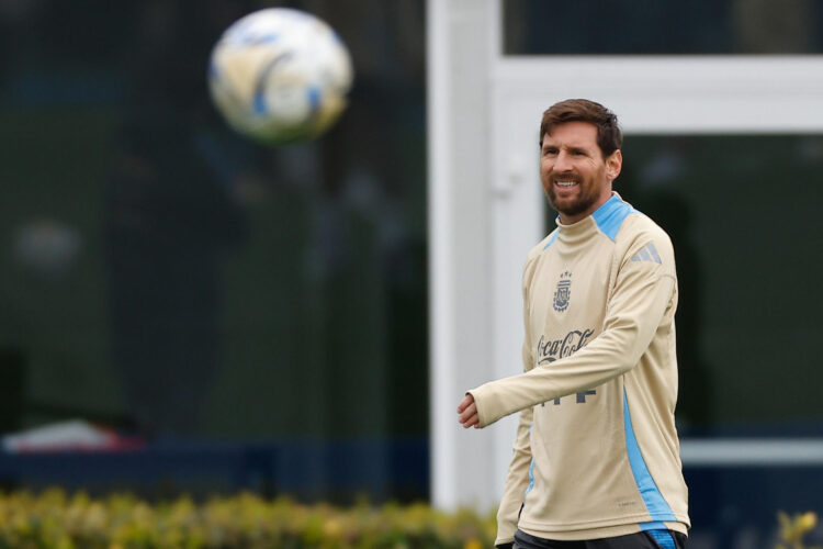 Lionel Messi participa de un entrenamiento con la selección argentina en el predio de la Asociación de Fútbol Argentino (AFA) en Ezeiza. EFE/ Juan Ignacio Roncoroni