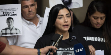 Esposa de Freddy Superlano exige prueba de vida ante presunto traslado