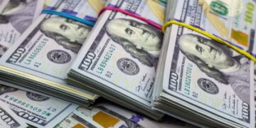 Venezuela enfrenta caída del 47% de las remesas, mientras crece el envío de dinero al exterior