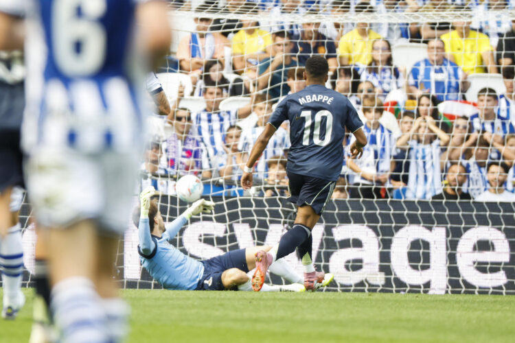 El delantero francés del Real Madrid, Kylian Mbappé, remata a gol contra la Real Sociedad durante el partido de la jornada 4 de La Liga EA Sports este sábado en el estadio Municipal de Anoeta en San Senastián.-EFE/ Javier Etxezarreta