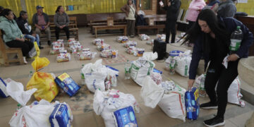 Donde el hambre llama a la puerta, camiones llenan mesas vacías de miles de colombianos