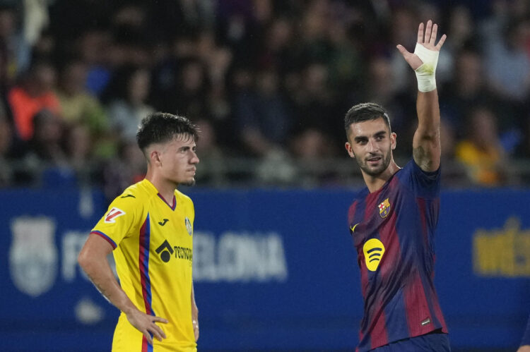 El delantero del Barcelona Ferran Torres (d) celebra tras anotar el segundo gol del equipo durante el partido de la jornada 5 de LaLiga EA Sports que disputaron FC Barcelona y Getafe CF en el Estadi Johan Cruyff. EFE/ Alejandro Garcia