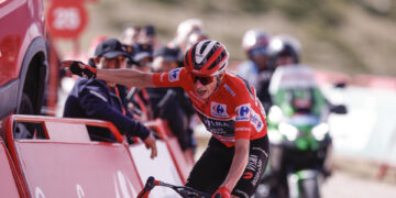 Vingegaard abraza la roja en la Bola del Mundo