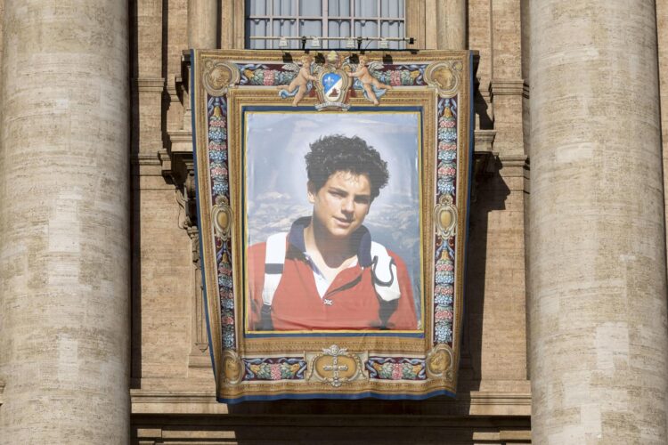 El retrato de Carlo Acutis en la Plaza de San Pedro para la canonización de Carlo Acutis y Piergiorgio Frassati, en el Vaticano, el 7 de septiembre de 2025.  EFE/EPA/MASSIMO PERCOSSI