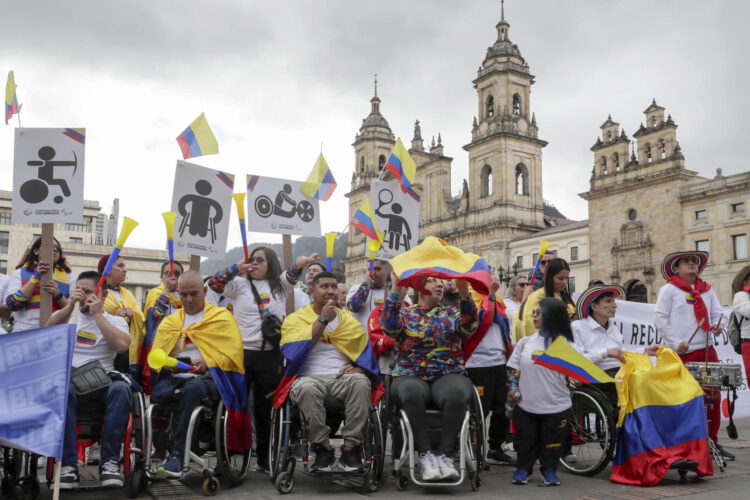 Medallistas olímpicos y paralímpicos colombianos protestaron este lunes en Bogotá contra la reducción del presupuesto para el deporte prevista para 2026. EFE/Carlos Ortega