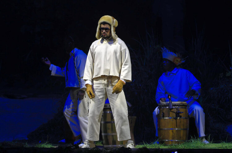 El artista puertorriqueño Bad Bunny fue captado el pasado 14 de septiembre, durante una presentación, en el Coliseo de Puerto Rico, en San juan. EFE/Thais Llorca