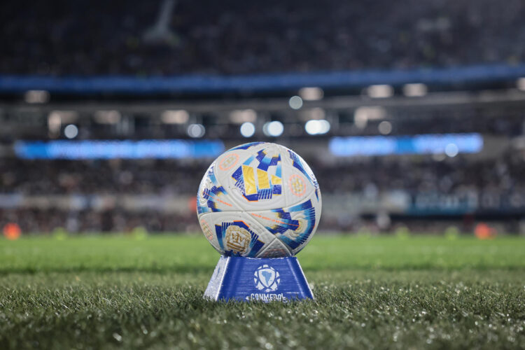 Fotografía de un balón previo a un partido por las eliminatorias sudamericanas para el Mundial 2026. EFE/ Adan González
