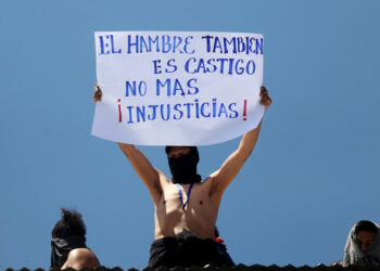 Reos se suben al techo de una cárcel en Bolivia para reclamar pago de pensión alimenticia