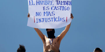 Reos se suben al techo de una cárcel en Bolivia para reclamar pago de pensión alimenticia