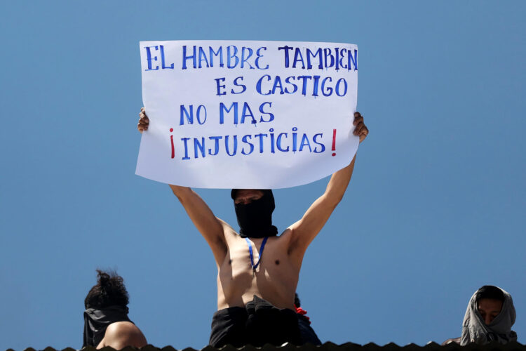 Un recluso fue captado este martes, 16 de septiembre, al protestar, sobre el techo de la cárcel San Pedro, para exigir el pago de las pensiones alimenticiaso "prediarios", en La Paz (Bolivia). EFE/Luis Gandarillas