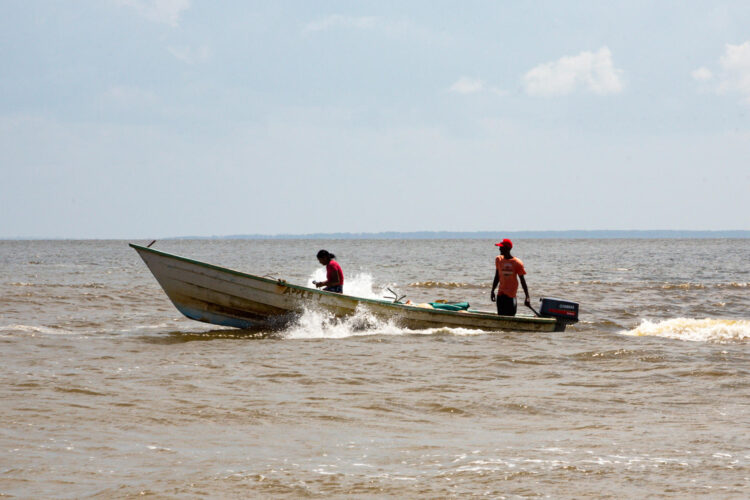 Fotografía de pescadores en las aguas de Trinidad y Tobago. EFE/ Andrea de Silva