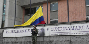 Tribunal de segunda instancia absuelve al expresidente Uribe por el delito de soborno