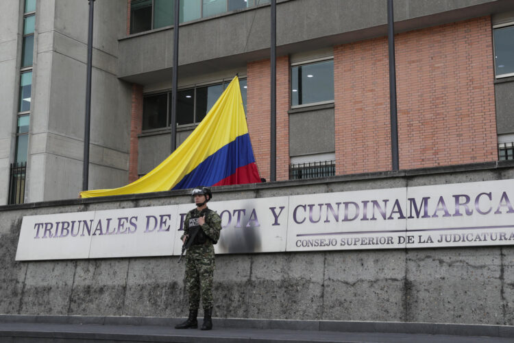 Integrantes del Ejército colombiano vigilan frente al edificio de los Tribunales de Bogotá y Cundinamarca este martes, en Bogotá (Colombia). EFE/ Carlos Ortega