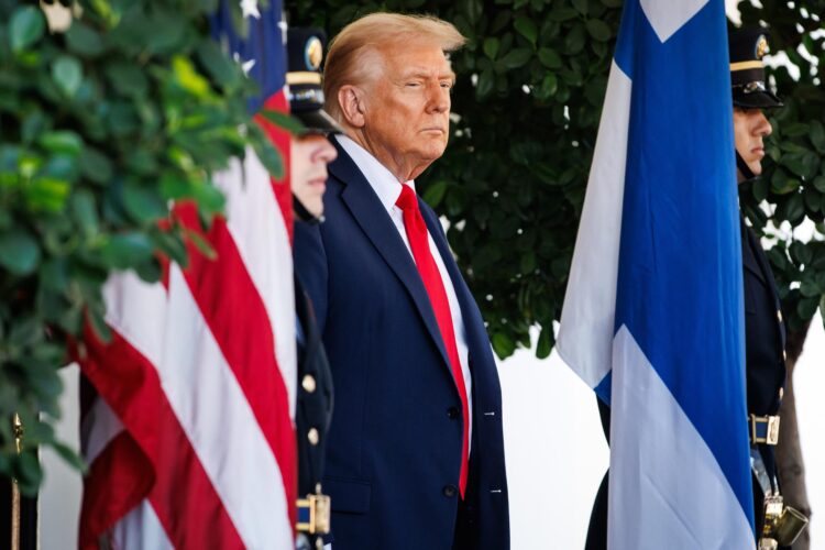 El presidente de Estados Unidos, Donald Trump, frente al Ala Oeste de la Casa Blanca, en Washington, D.C., el 9 de octubre de 2025. EFE/SAMUEL CORUM / POOL
