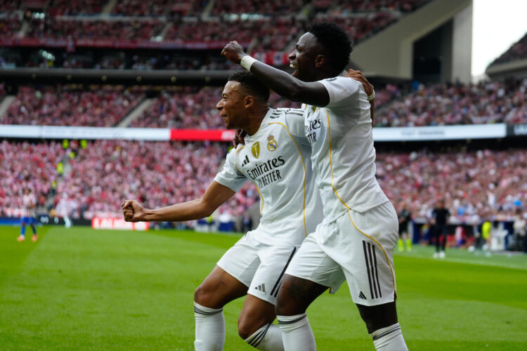 Vinícius Júnior (d) y Kylian Mbappé del Real Madrid celebran unl gol en foto de achivo de Borja Sánchez-trillo. EFE